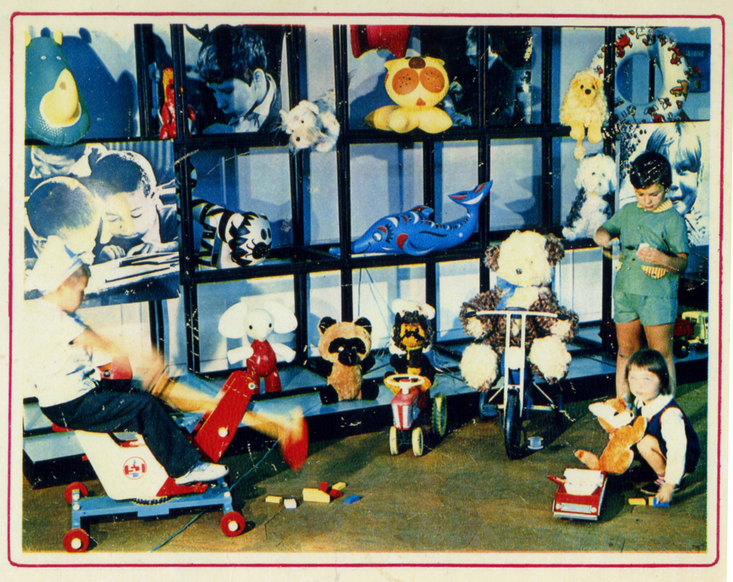 Открой картинки игрушек 1970 годов в Америке. Cheap made in China Toy 1970s.